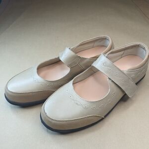 Women’s Propet "Golda" Mary Jane Flats Shoes tan WCAO13L Size 11B. Hook and loop
